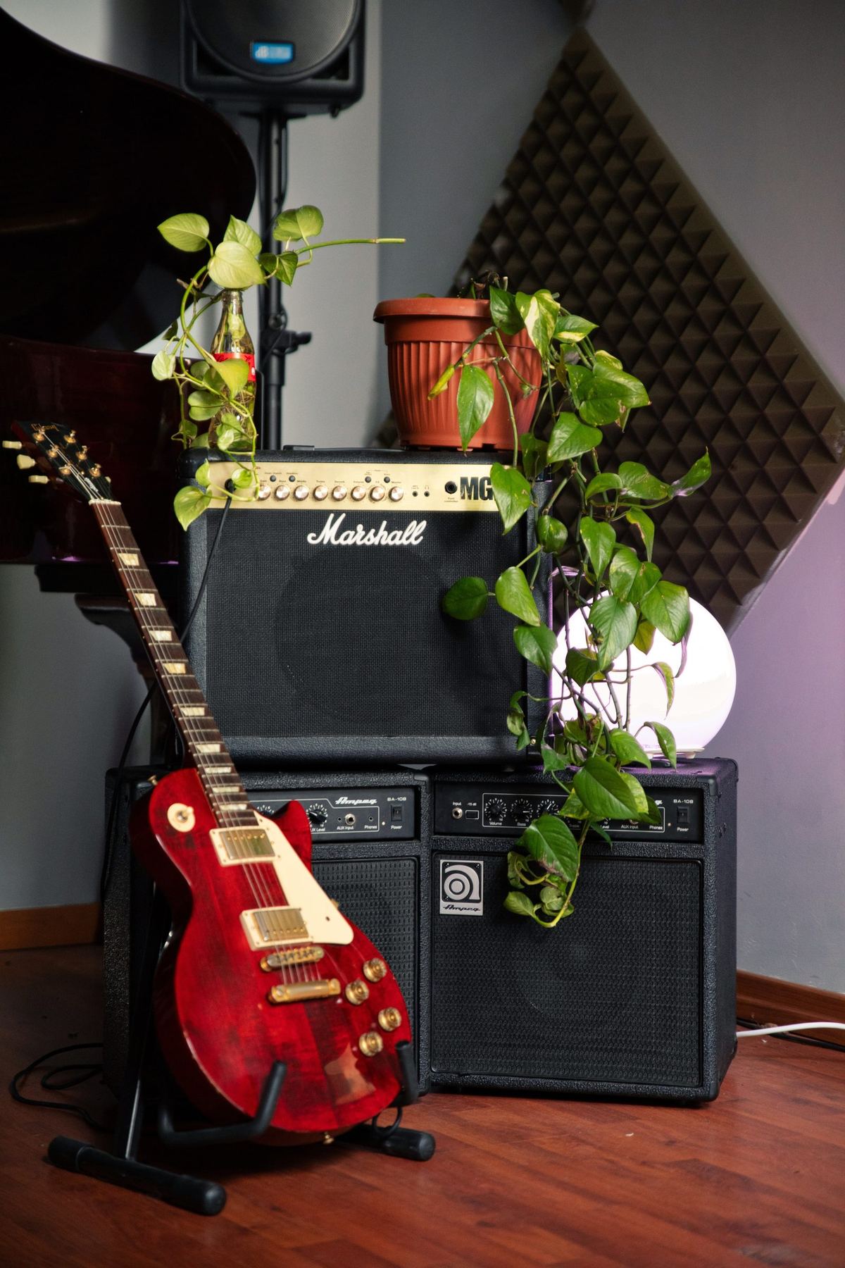 Chitarra elettrica e amplificatori nell'aula di PMA