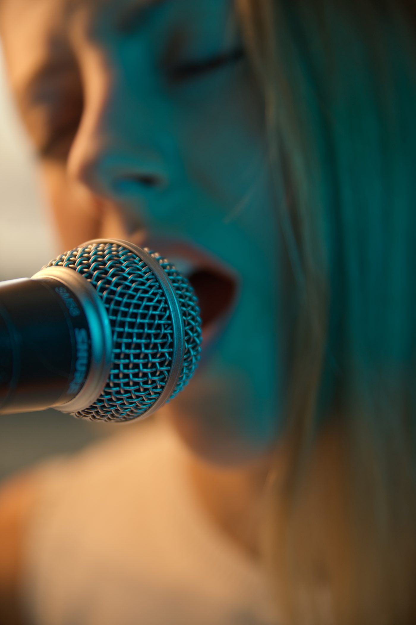 Allieva di canto al microfono durante una lezione a PMA